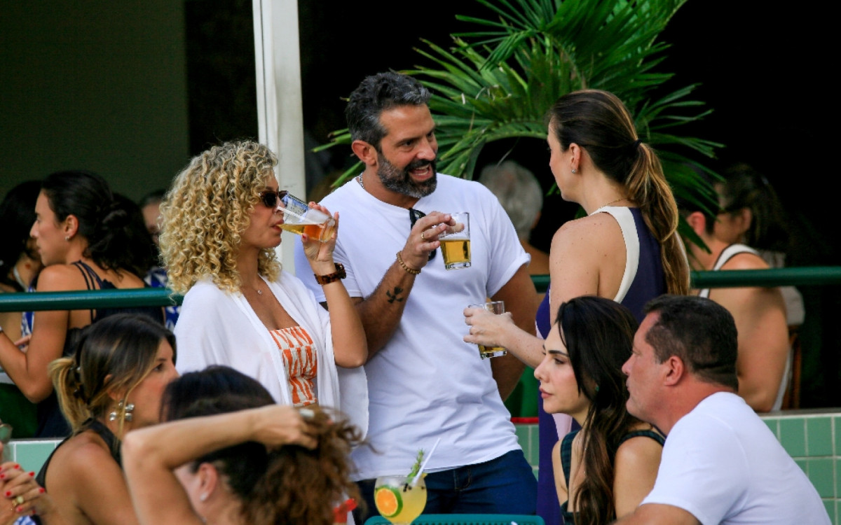 Bárbara Borges e Iran Malfitano vão a restaurante com amigos na Lagoa Rodrigo de Freitas, na Zona Sul do Rio, na tarde desta segunda-feira