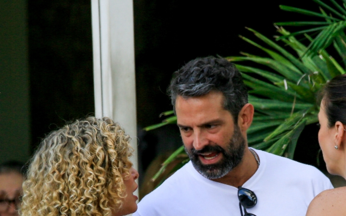 Bárbara Borges e Iran Malfitano vão a restaurante com amigos na Lagoa Rodrigo de Freitas, na Zona Sul do Rio, na tarde desta segunda-feira