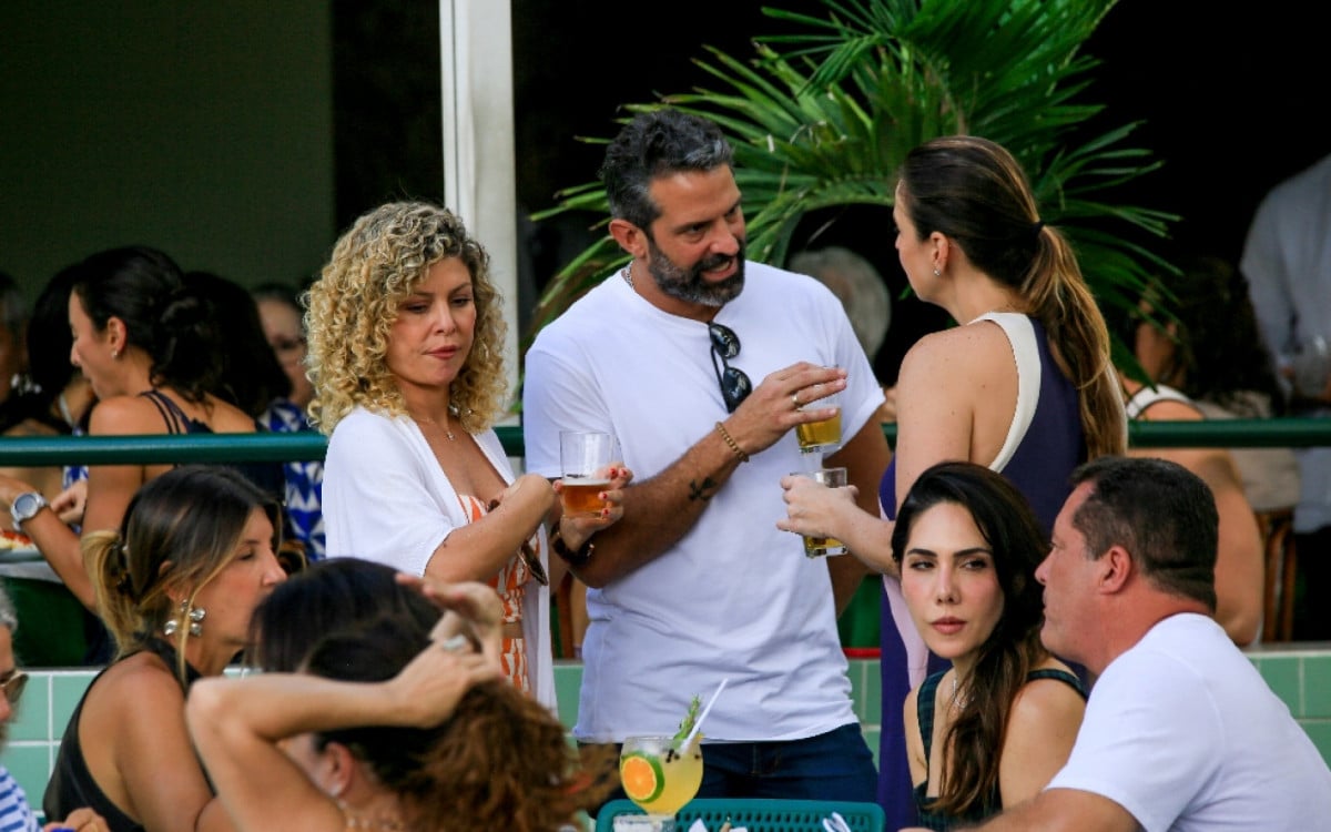 BÃ¡rbara Borges e Iran Malfitano vÃ£o a restaurante com amigos na Lagoa Rodrigo de Freitas, na Zona Sul do Rio, na tarde desta segunda-feira - JC Pereira / Ag. News