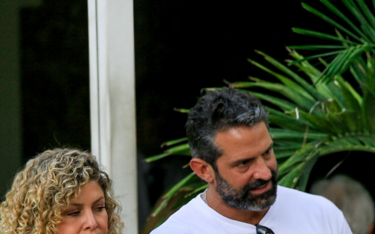Bárbara Borges e Iran Malfitano vão a restaurante com amigos na Lagoa Rodrigo de Freitas, na Zona Sul do Rio, na tarde desta segunda-feira