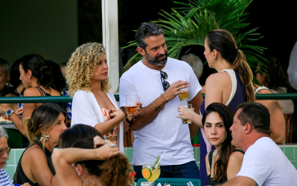 Bárbara Borges e Iran Malfitano vão a restaurante com amigos na Lagoa Rodrigo de Freitas, na Zona Sul do Rio, na tarde desta segunda-feira