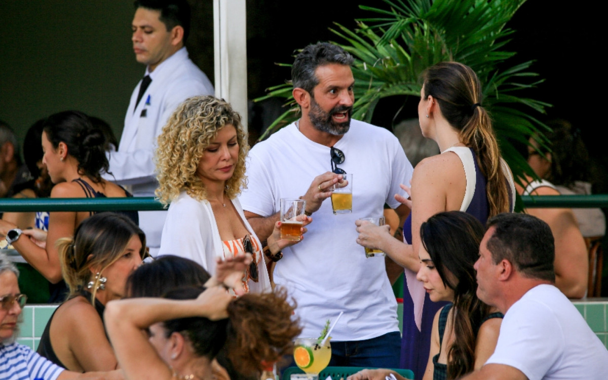 Bárbara Borges e Iran Malfitano vão a restaurante com amigos na Lagoa Rodrigo de Freitas, na Zona Sul do Rio, na tarde desta segunda-feira