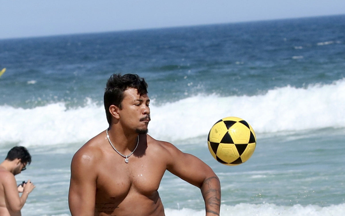 Xam&atilde; curte dia de sol na praia da Barra da Tijuca, na Zona Oeste do Rio