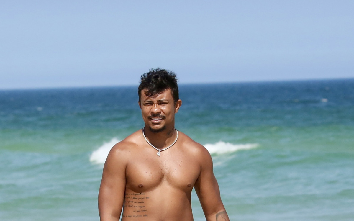 Xam&atilde; curte dia de sol na praia da Barra da Tijuca, na Zona Oeste do Rio