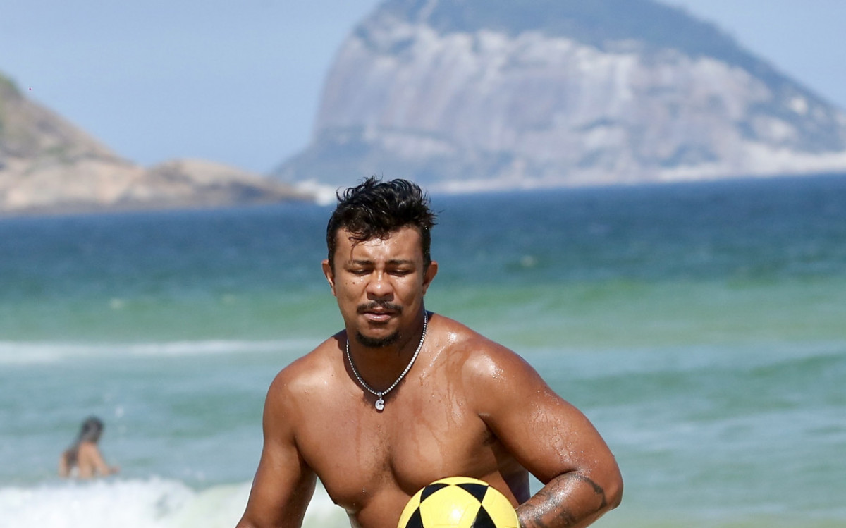 Xam&atilde; curte dia de sol na praia da Barra da Tijuca, na Zona Oeste do Rio