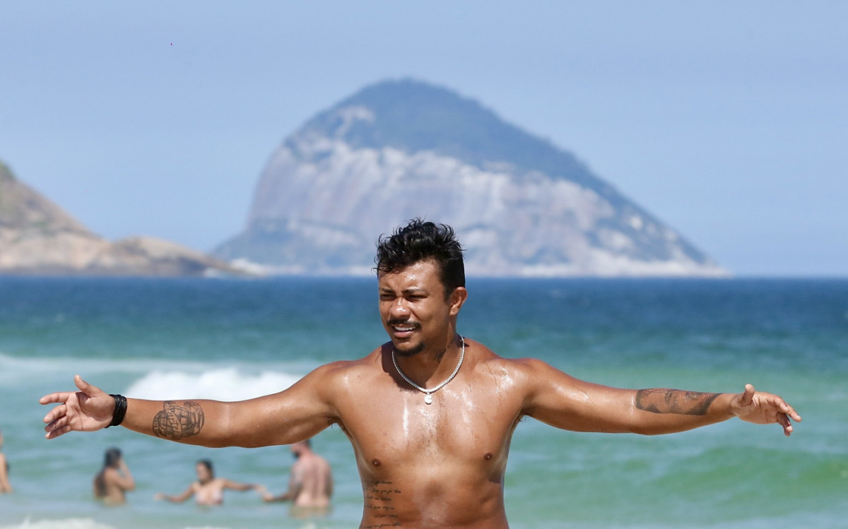 Xam&atilde; curte dia de sol na praia da Barra da Tijuca, na Zona Oeste do Rio