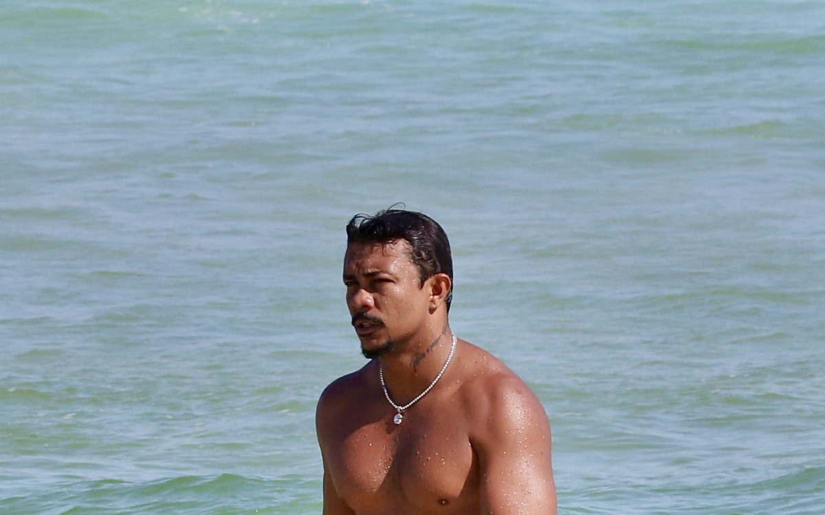 Xam&atilde; curte dia de sol na praia da Barra da Tijuca, na Zona Oeste do Rio