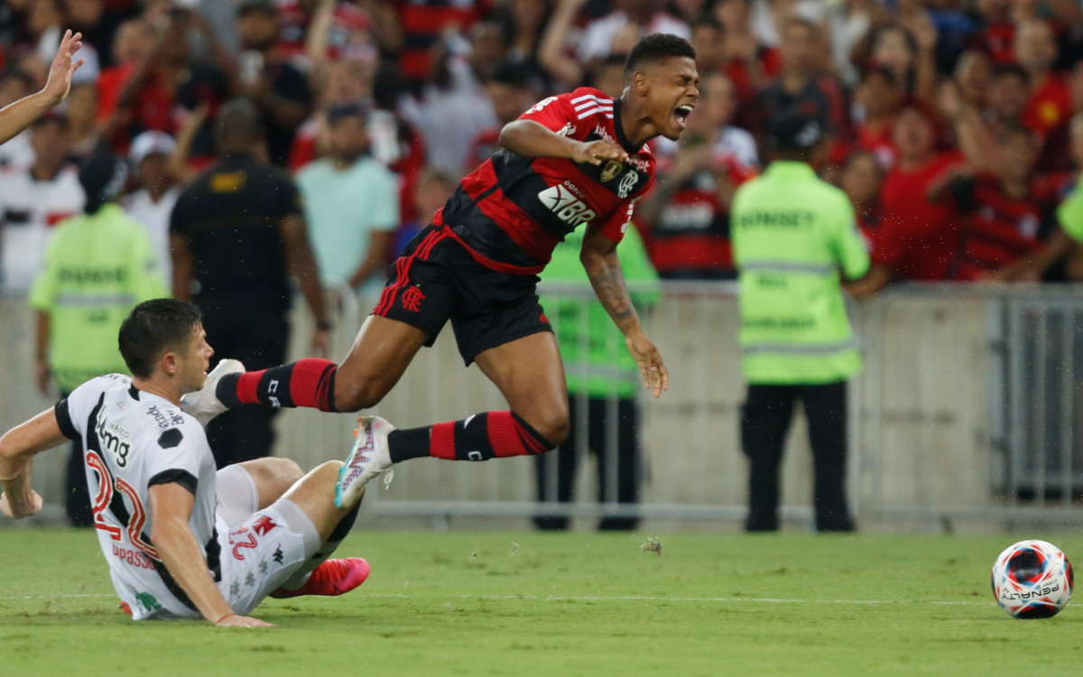 Fran&ccedil;a sendo derrubado por Capasso