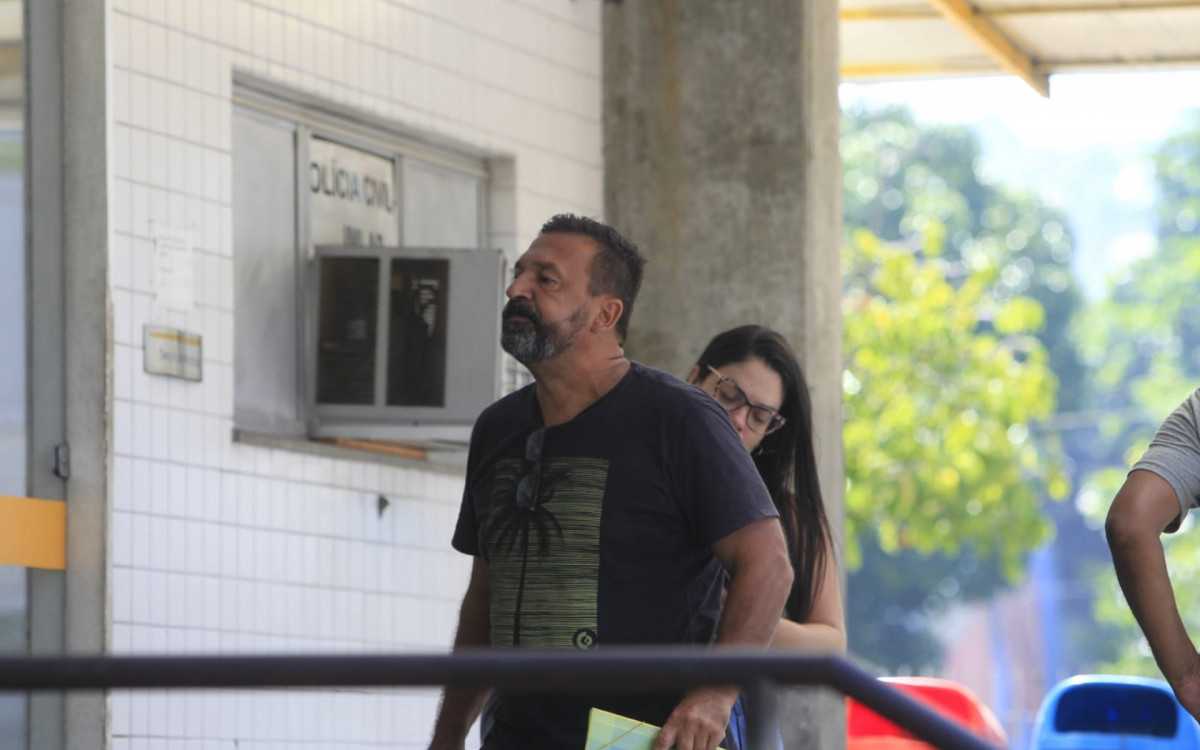 Familiares de Antônio Carlos Guarani estiveram no Instituto Médico Legal (IML) do Centro para liberação do corpo na manhã desta segunda-feira (20). - Reginaldo Pimenta/Agência O DIA
