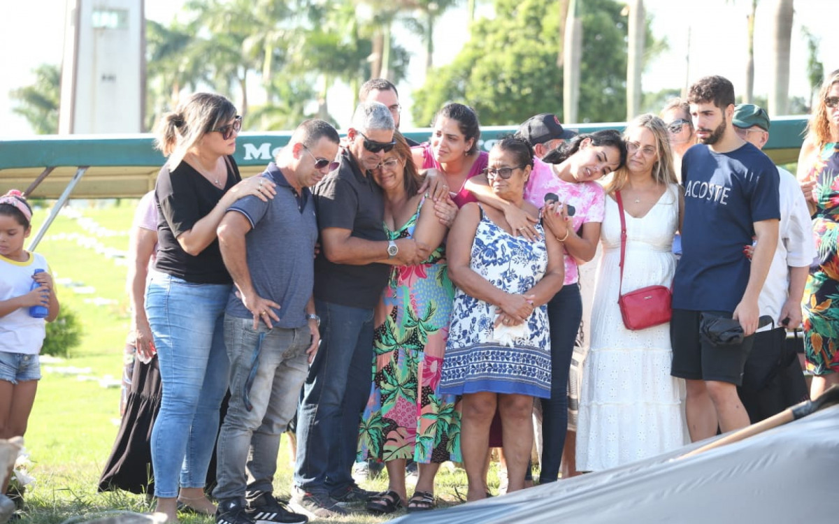 Ja&uacute; Lima Corr&ecirc;a, pai de Jhonatan, chora no enterro do filho e fam&iacute;lia