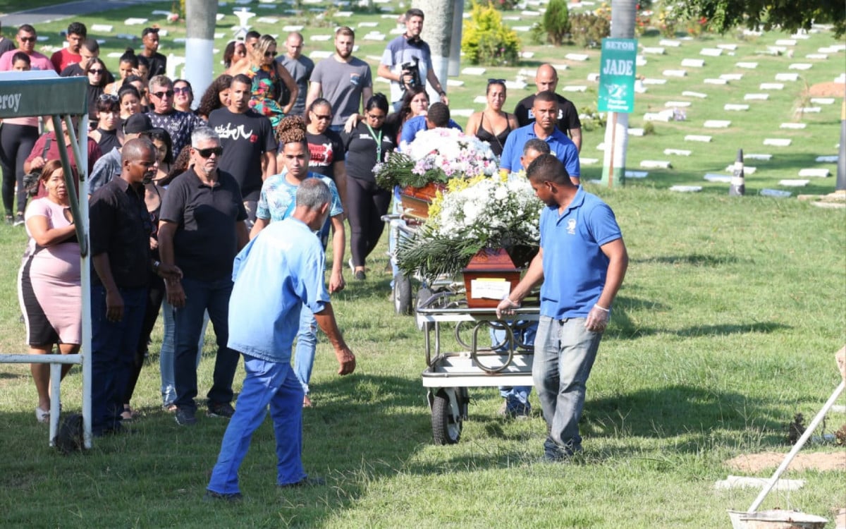 Seis mortos em um grave acidente de carro na BR-493, na tarde deste sábado (18), foram enterrados no Cemitério Memorial Parque Nycteroy, em São Gonçalo - Cleber Mendes / Agência O Dia