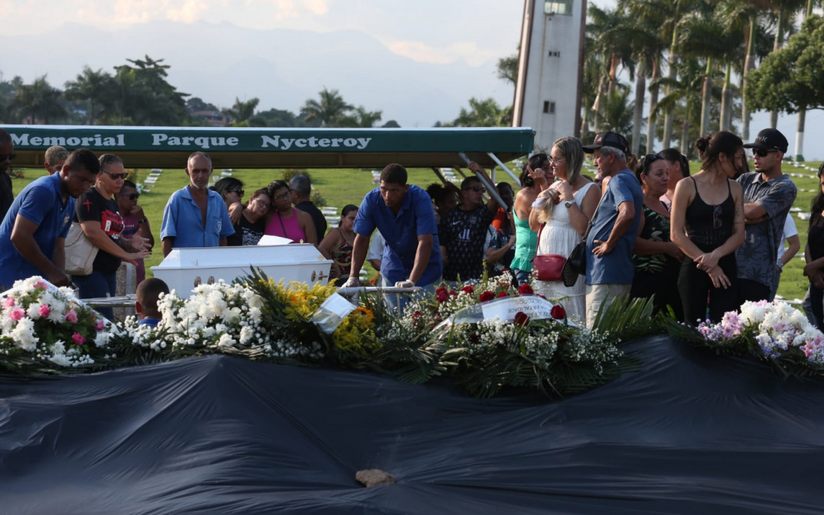 Sepultamento das irmãs Gabrielle Lima Corrêa, de 10 anos, e Larissa Lima Corrêa, de 2 anos, mortas em um acidente de carro em Guapimirim, no último sábado (18) - Cleber Mendes / Agência O Dia