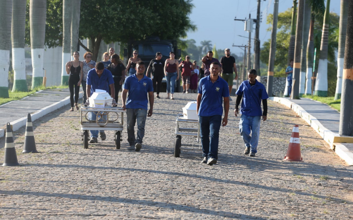 Família morta em um acidente de carro em Guapimirim, no último sábado (18), é enterrada no Cemitério Memorial Parque Nycteroy, nesta segunda (20) - Cleber Mendes / Agência O Dia