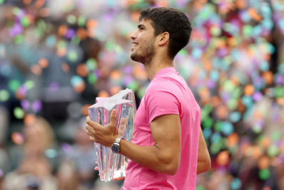 Carlos Alcaraz vence o Masters 1000 de Indian Wells e retorna ao posto de número um do mundo