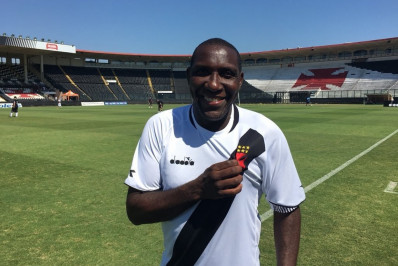 Ex-zagueiro do Vasco ironiza vitória do Flamengo: 'O roubo voltou'