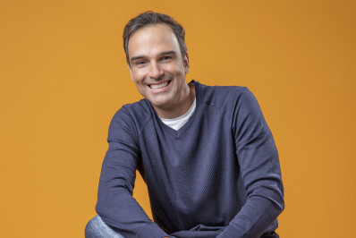 Na contramão das informações anunciadas, Tadeu Schmidt confirma apresentação do BBB24