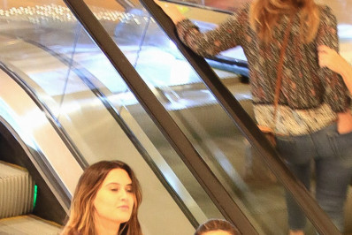 Fátima Bernardes faz compras com a filha em shopping do Rio