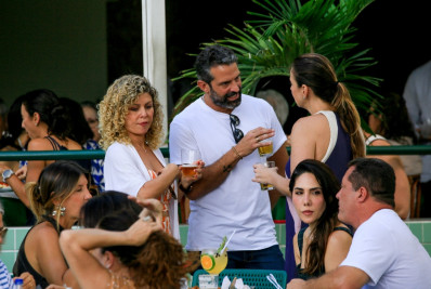 Bárbara Borges e Iran Malfitano almoçam com amigos em restaurante na Zona Sul do Rio