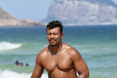 Xamã joga altinha em praia da Zona Oeste do Rio