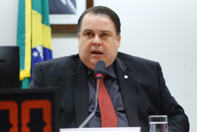 Deputado apresenta projeto que proíbe cirurgia de mudança de sexo até os 21 anos