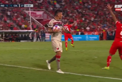 Zagueiro pega a bola com as mãos na área e comete pênalti inusitado na Argentina