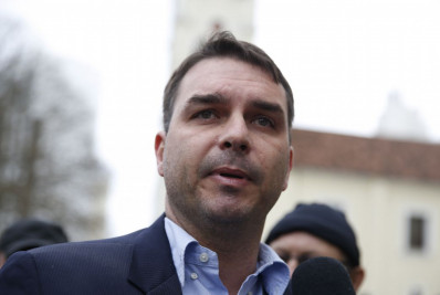 Flávio Bolsonaro diz que pacote de joias poderia ser qualquer coisa, até 'copo d'água'