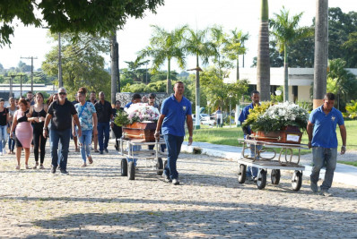 Família vítima de grave acidente de carro em Guapimirim é sepultada