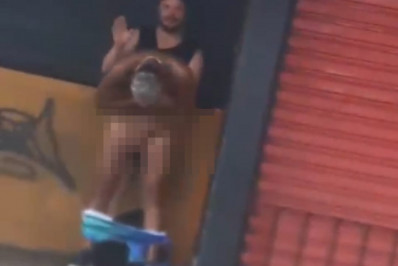 VÍDEO/ Casal é flagrado realizando atos sexuais em plena luz do dia em Cabo Frio