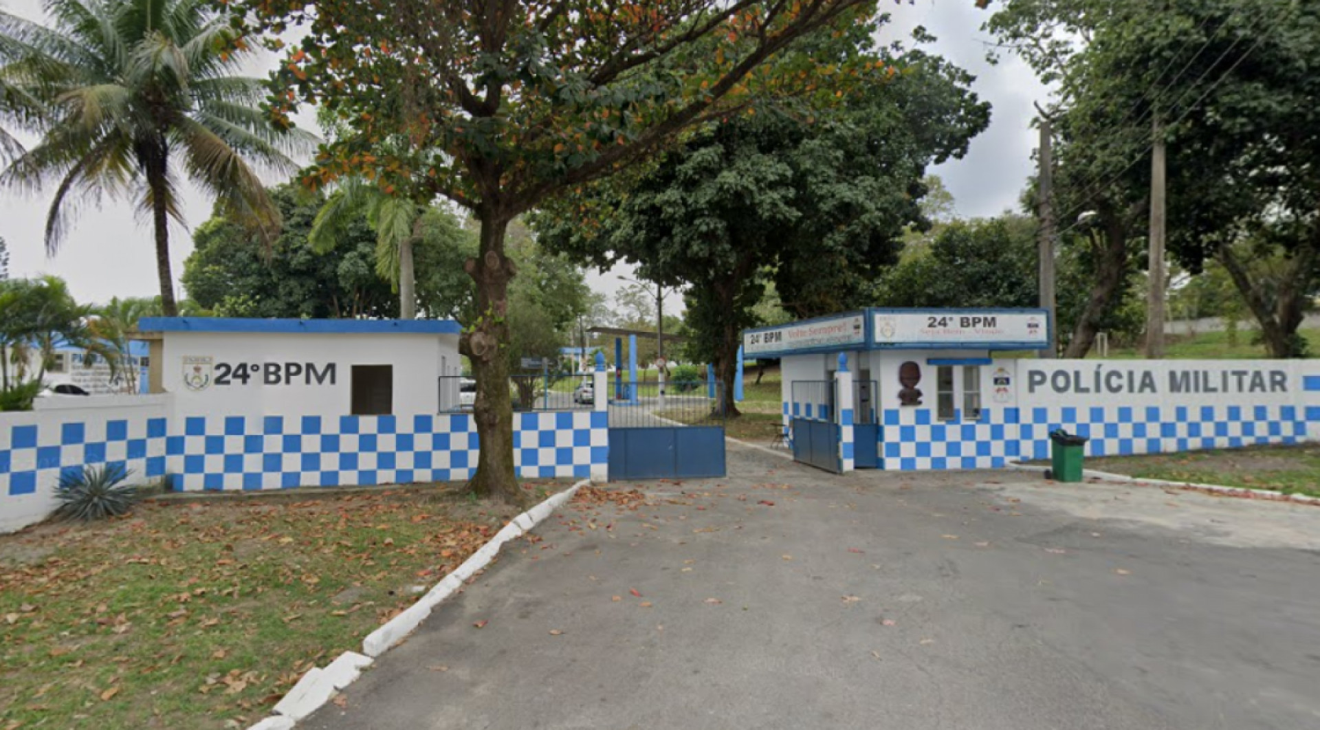 Além de capturar os suspeitos, os militares apreenderam um revólver, uma moto e um celular