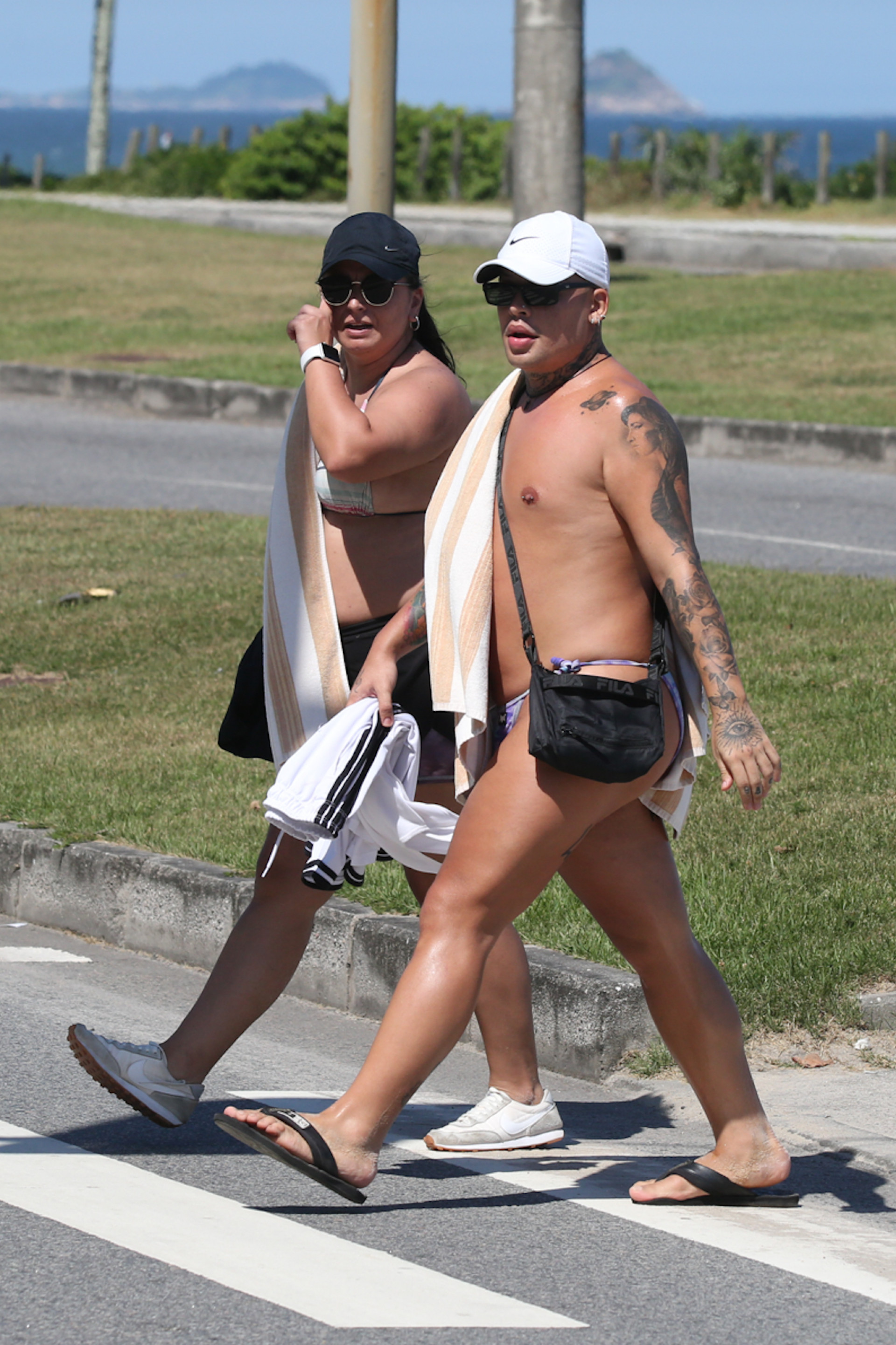 Gloria Groove curte dia de sol na Praia da Barra da Tijuca, na Zona Oeste do Rio, nesta segunda-feira - Dilson Silva / Ag. News