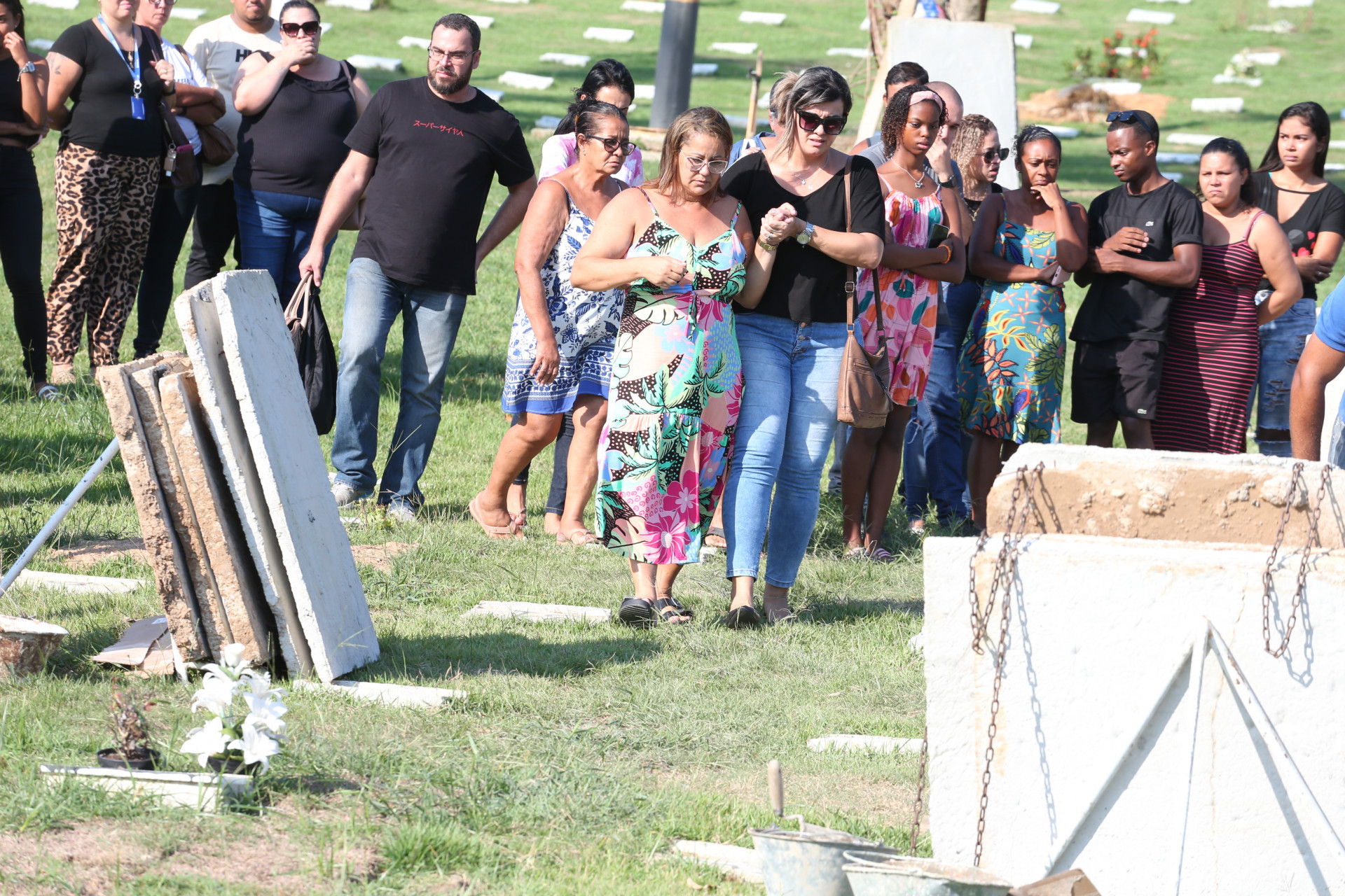 Sepultamento das 6 vítimas do acidente em Guapimirim, no cemitério Memorial Parque Nicteroy, São Gonçalo. Na foto, sepultamento de Jhonatan Guimarães Corrêa (pai) e Letícia Gabrielle Corrêa Fernandes Lima (mãe). - Cleber Mendes/ Agência O Dia