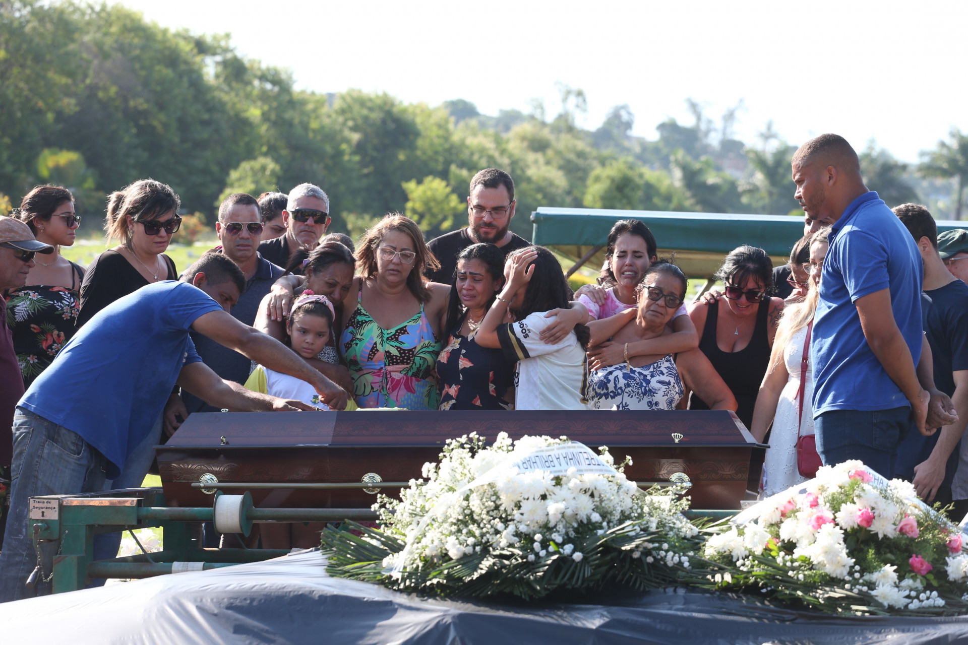 Sepultamento das 6 vítimas do acidente em Guapimirim, no cemitério Memorial Parque Nicteroy, São Gonçalo. Na foto, sepultamento de Jhonatan Guimarães Corrêa (pai) e Letícia Gabrielle Corrêa Fernandes Lima (mãe). - Cleber Mendes/ Agência O Dia