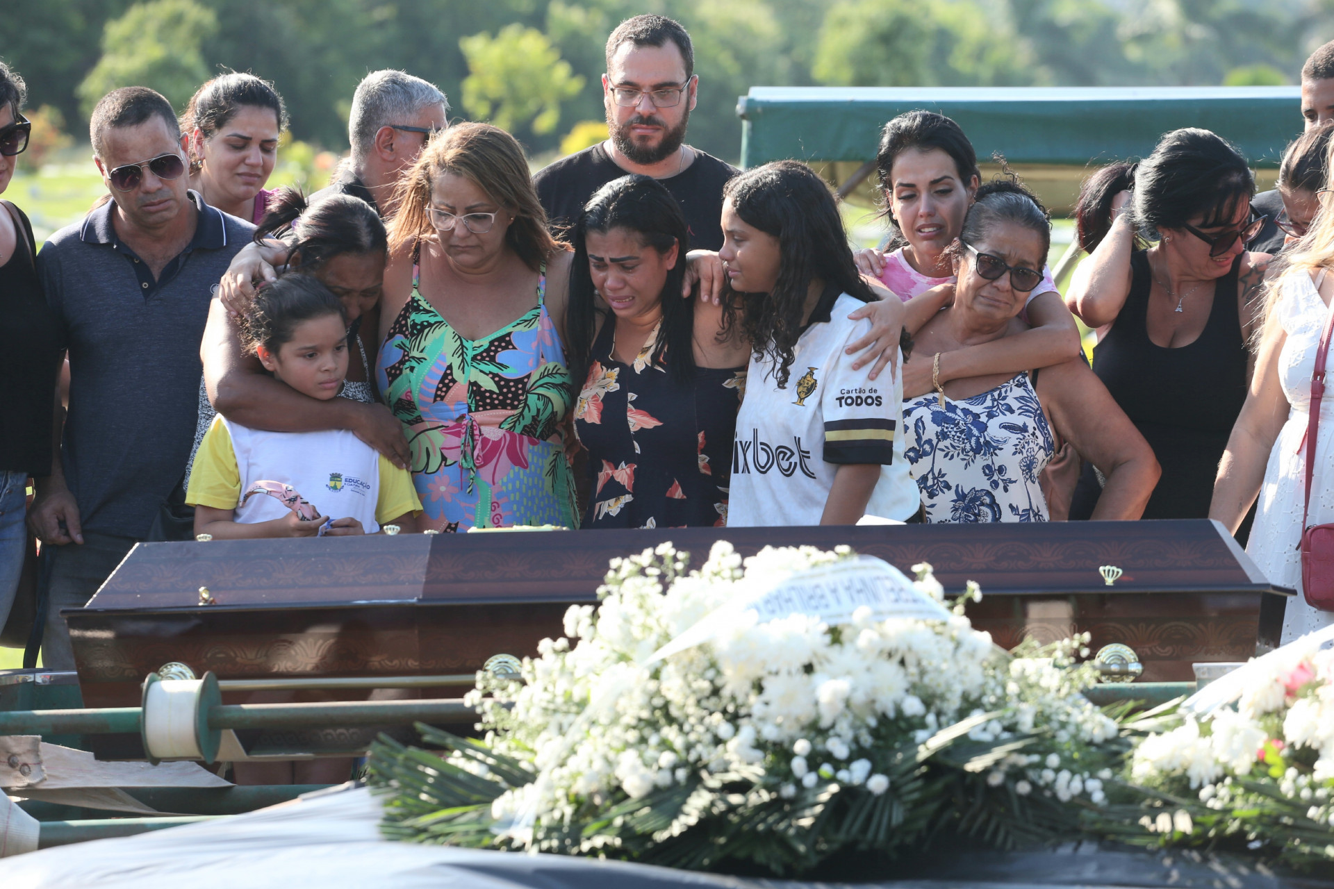 Familiares e amigos se despediram nesta segunda-feira (20) de seis vítimas do grave acidente em Guapimirim - Cleber Mendes / Agência O Dia