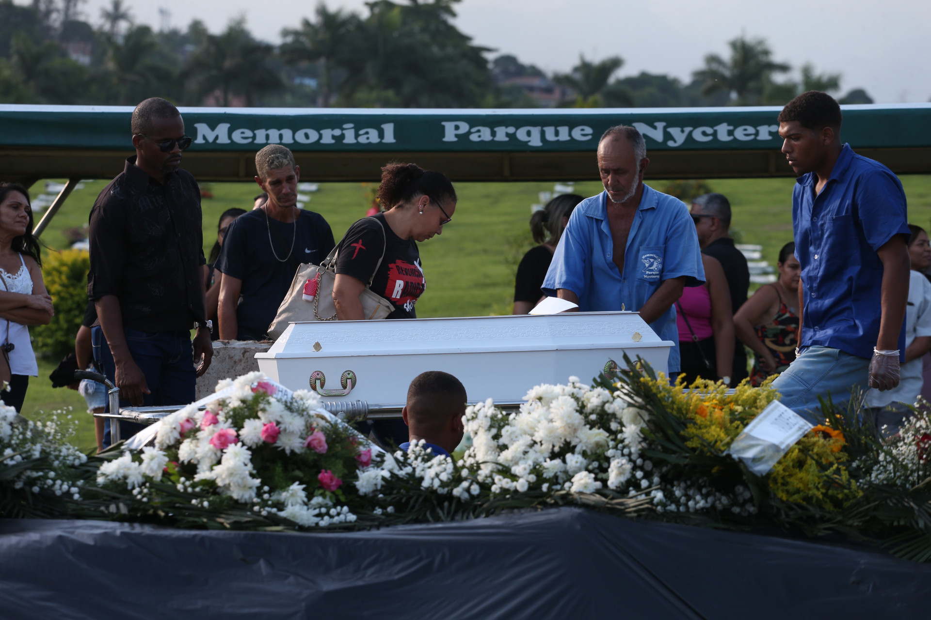 Sepultamento das 6 vítimas do acidente em Guapimirim, no cemitério Memorial Parque Nicteroy, São Gonçalo. Na foto, sepultamento de Isaque Lima Corrêa e Enzo Gabriell Lima. - Cleber Mendes/ Agência O Dia