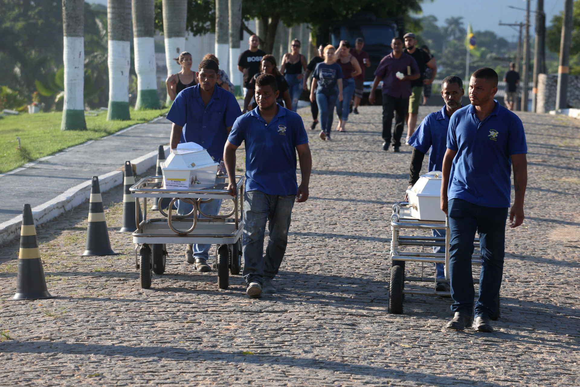 Sepultamento das 6 vítimas do acidente em Guapimirim, no cemitério Memorial Parque Nicteroy, São Gonçalo. Na foto, sepultamento de Gabrielle Lima Corrêa e Larissa Lima Corrêa. - Cleber Mendes/ Agência O Dia