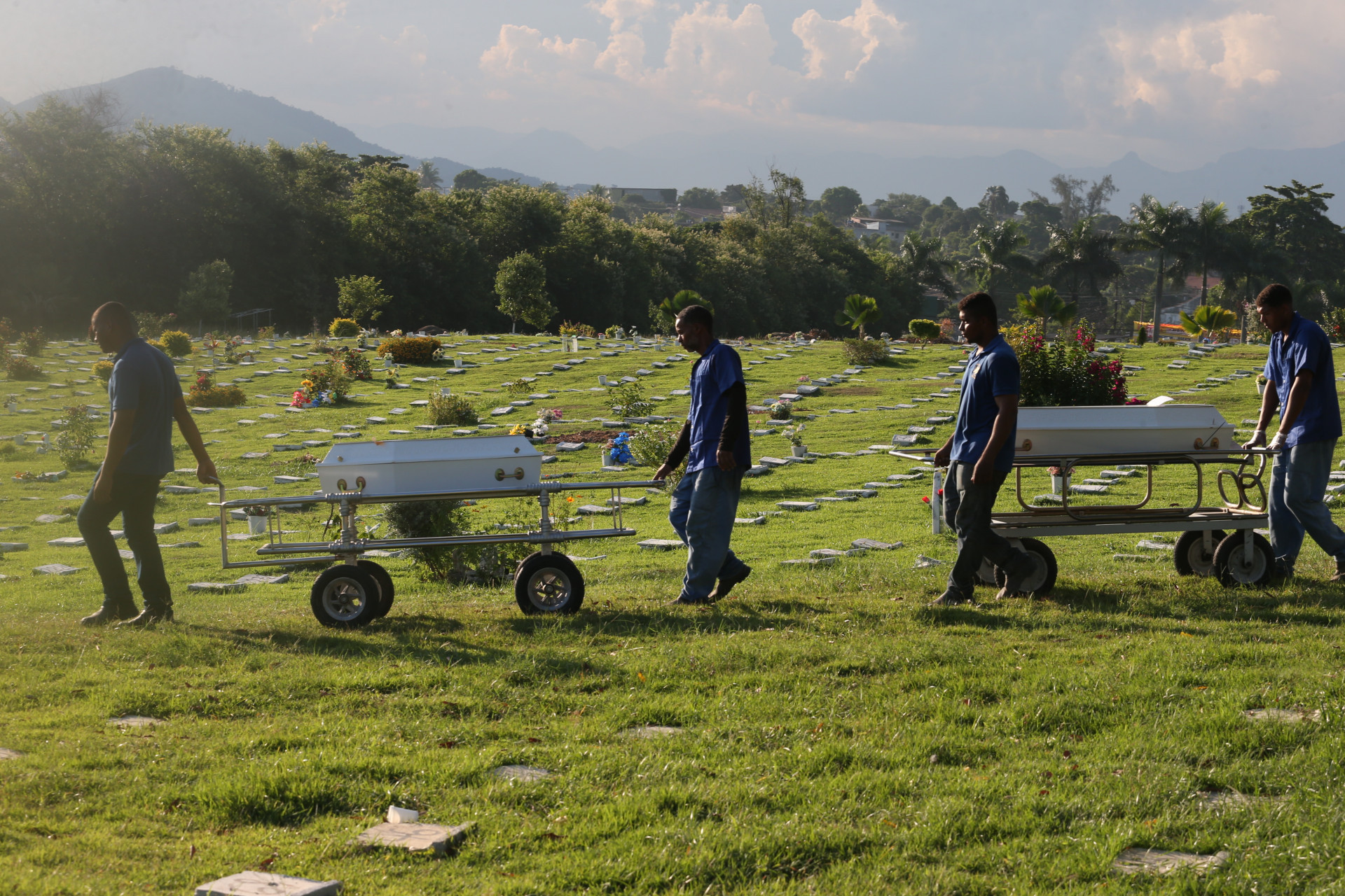 Sepultamento das 6 vítimas do acidente em Guapimirim, no cemitério Memorial Parque Nicteroy, São Gonçalo. Na foto, sepultamento de Gabrielle Lima Corrêa e Larissa Lima Corrêa. - Cleber Mendes/ Agência O Dia