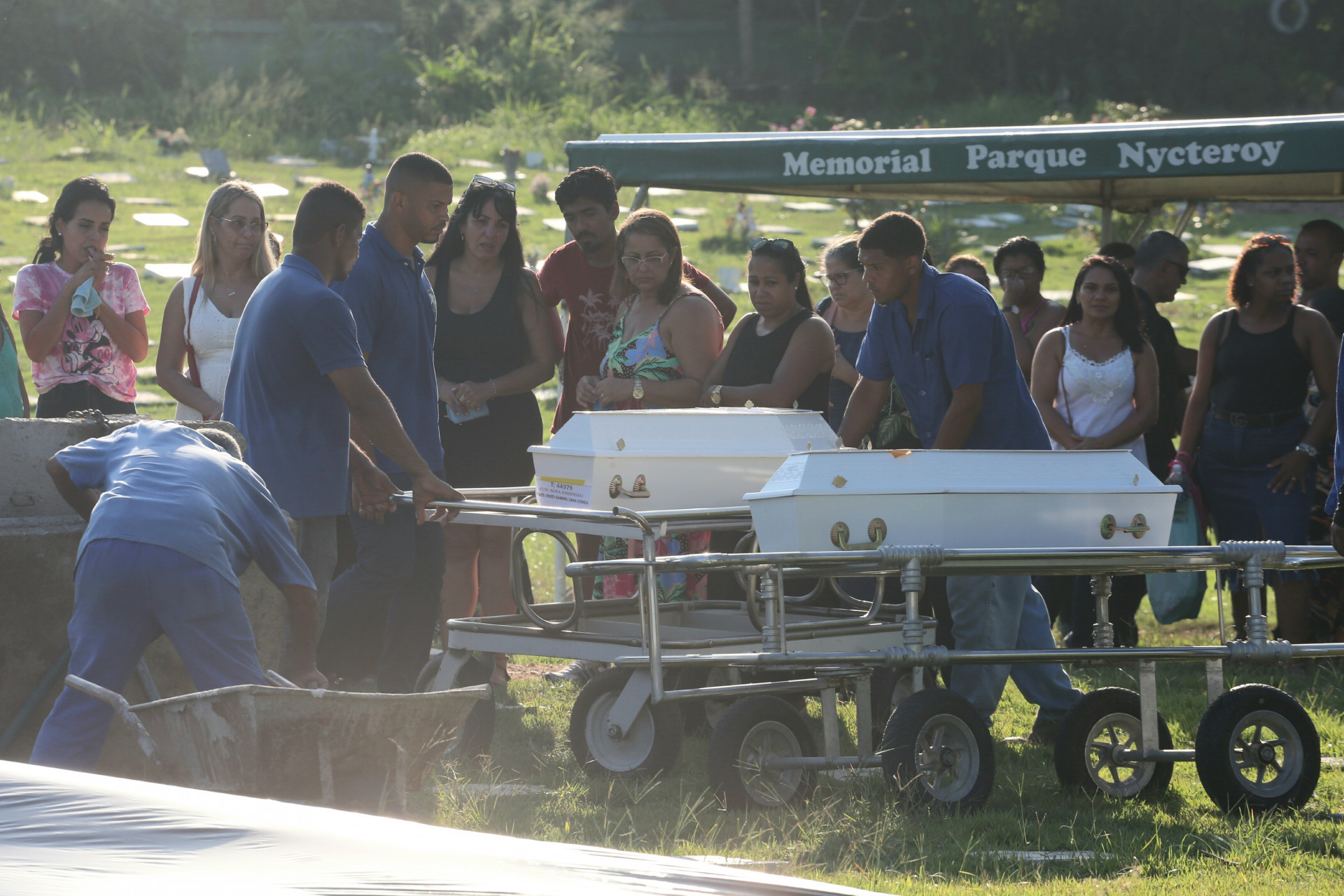 Sepultamento das 6 vítimas do acidente em Guapimirim, no cemitério Memorial Parque Nicteroy, São Gonçalo. Na foto, sepultamento de Gabrielle Lima Corrêa e Larissa Lima Corrêa. - Cleber Mendes/ Agência O Dia