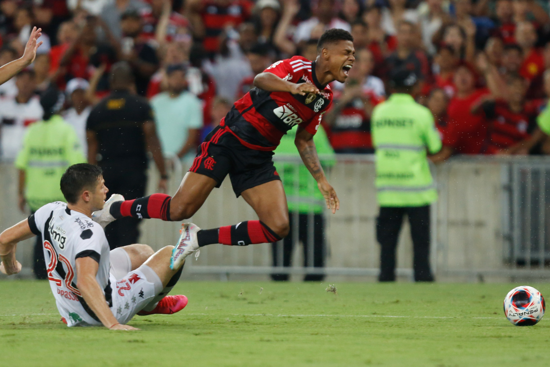 França sendo derrubado por Capasso - Gilvan de Souza / Flamengo