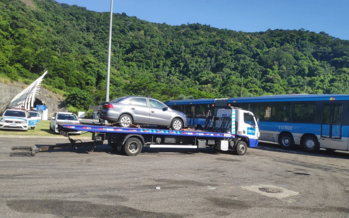 Ao todo, a Seop rebocou nove carros e multou 130 veículos que tentaram invadir a calha do BRT - Divulgação