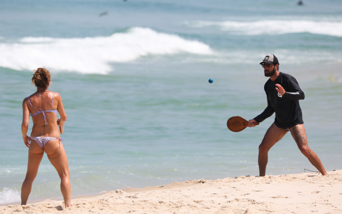 Fernanda de Freitas se exercita em praia da Zona Oeste do Rio
