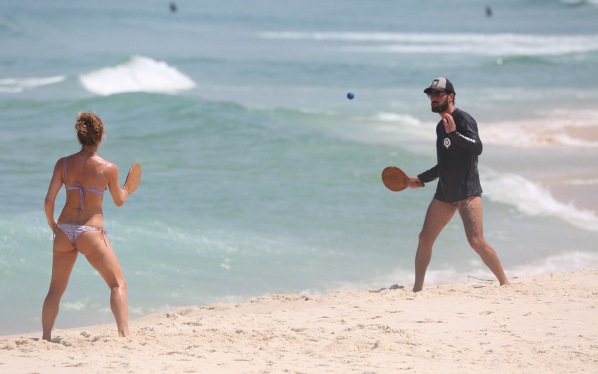 Fernanda de Freitas se exercita em praia da Zona Oeste do Rio