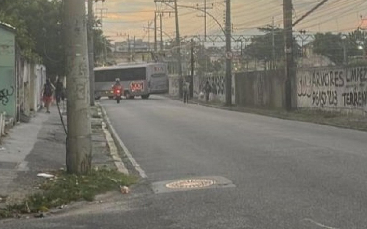 &Ocirc;nibus bloqueia rua em Quintino durante manifesta&ccedil;&atilde;o de moradores do Morro do Dezoito