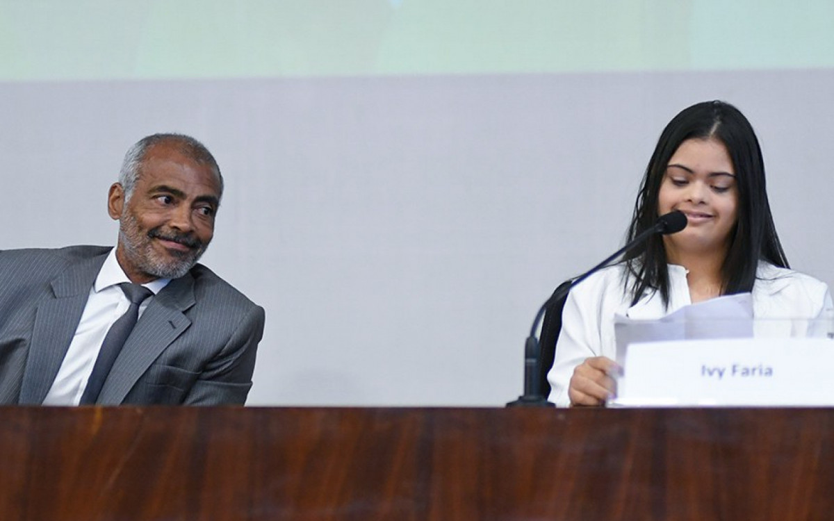 Senador Rom&aacute;rio Faria abriu a mesa de debates ao lado da filha Ivy Faria