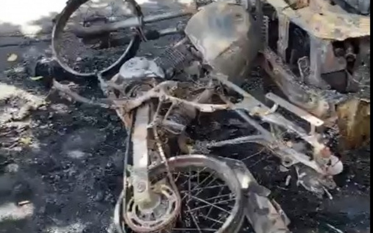 Incêndio atingiu dois carros e uma moto que estavam estacionados na Rua Rocha Fragoso, em Vila Isabel