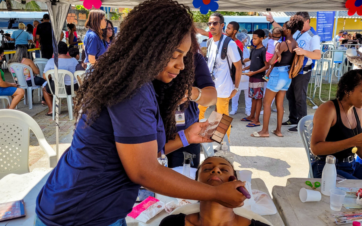 Entre 9h e 13h, foram disponibilizados serviços de assistência social, beleza e saúde