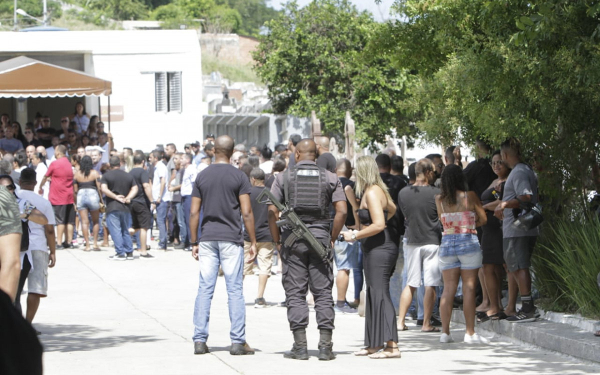 Durante o sepultamento de Antônio Carlos Guarani, a família preferiu que o cortejo fosse acompanhado apenas por parentes e amigos - Marcos Porto/Agência O DIA