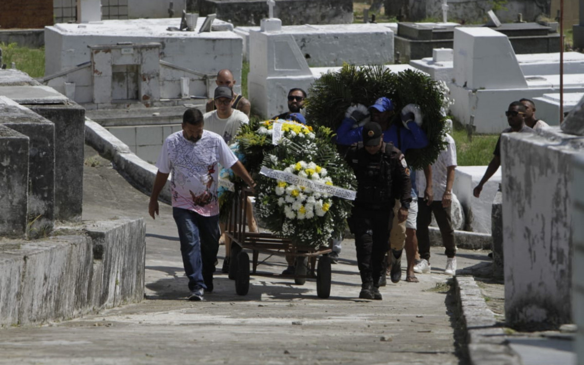 Durante o sepultamento de Antônio Carlos Guarani, a família preferiu que o cortejo fosse acompanhado apenas por parentes e amigos - Marcos Porto/Agência O DIA