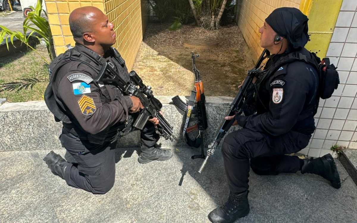 Policiais apreenderam um fuzil AK-47 na Vila Aliança, no Complexo de Senador Camará - Divulgação