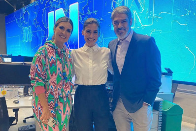 Fátima Bernardes posa ao lado de Bonner em visita ao 'JN'