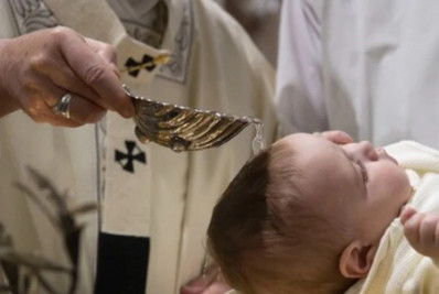 Padre batiza bebê com mistura de água benta e ácido na Itália